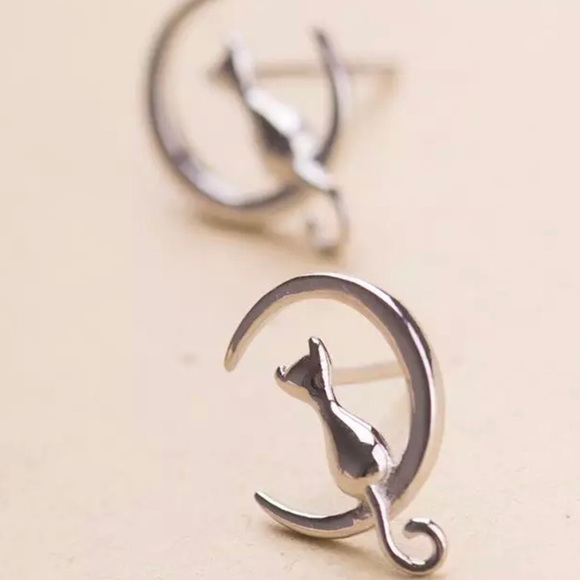925 Sterling Silver Cat On The Moon Studs - Picture 2 of 7